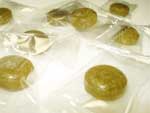 『松葉茶飴』の写真 緑色の松葉茶飴が透明の袋に個包装されています。
